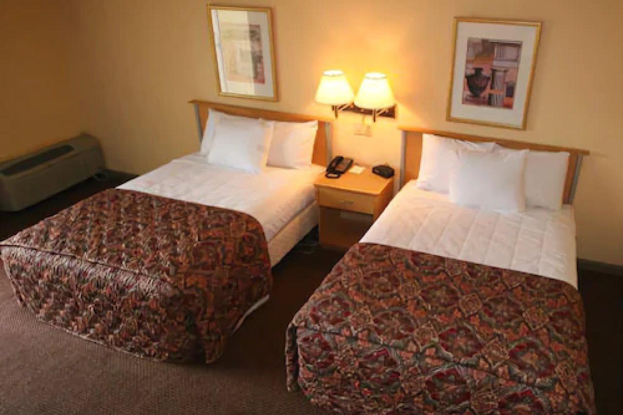 Knights Inn Six Flags Lodge West Habitación foto